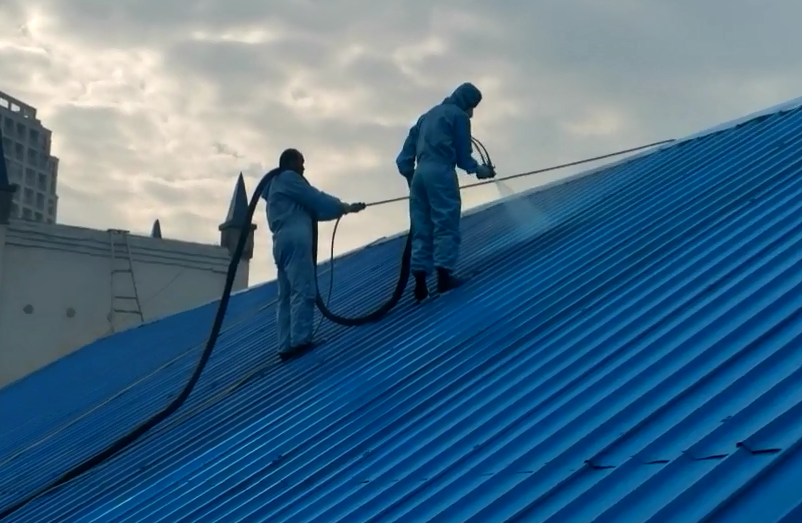 彩鋼瓦房保溫噴涂性價比優(yōu)選，京華邦威聚氨酯噴涂設(shè)備廠家！